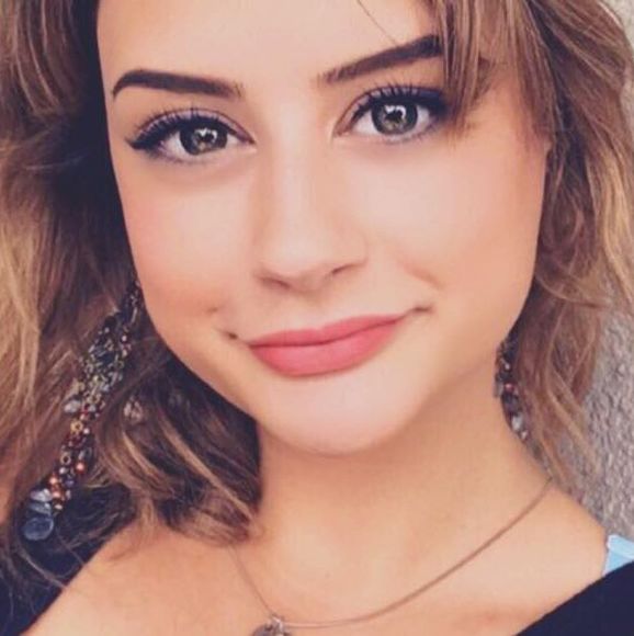 Profile Picture of Lea Schurman (@leaschurman) on Poshmark