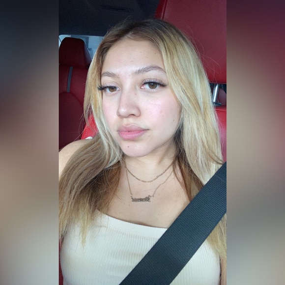 Profile Picture of Yesenia Ceballos (@yesi237) on Poshmark