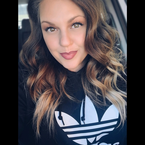 Profile Picture of Ashley Vaughn (@goomeyashley) on Poshmark