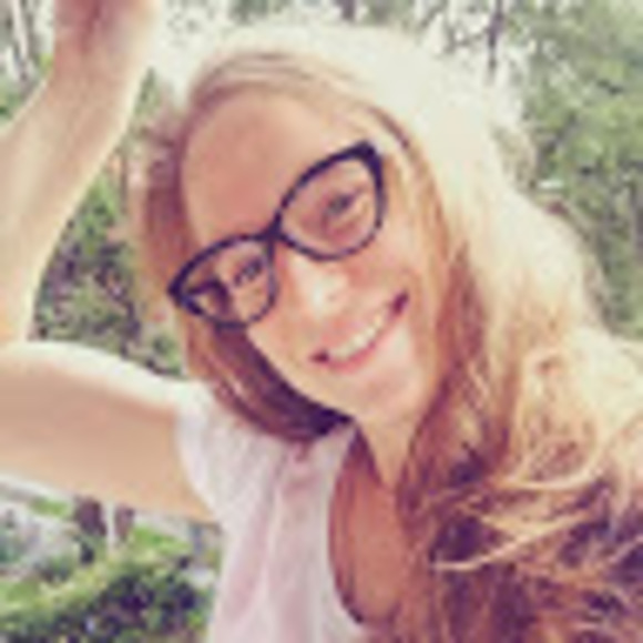 Profile Picture of Alexandrine Béland-trottier (@jauneetvert) on Poshmark