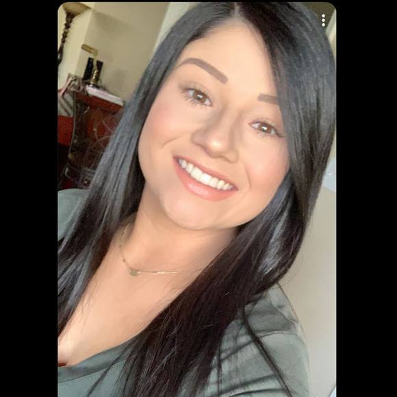 Profile Picture of Lindsay Nuckolls (@lindsaynuckolls) on Poshmark