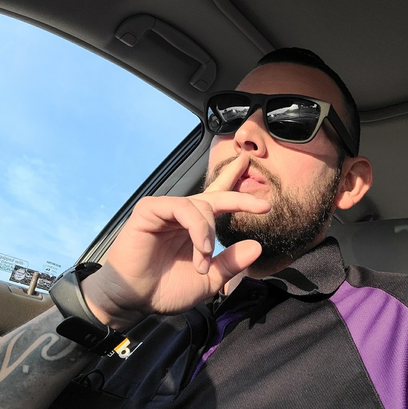 Profile Picture of Robert Gaona (@sell2you909) on Poshmark