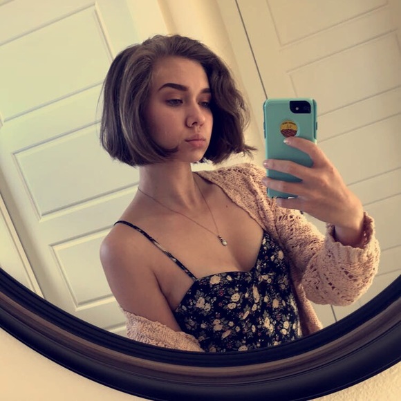 Profile Picture of Bella Simes (@bellabean45) on Poshmark