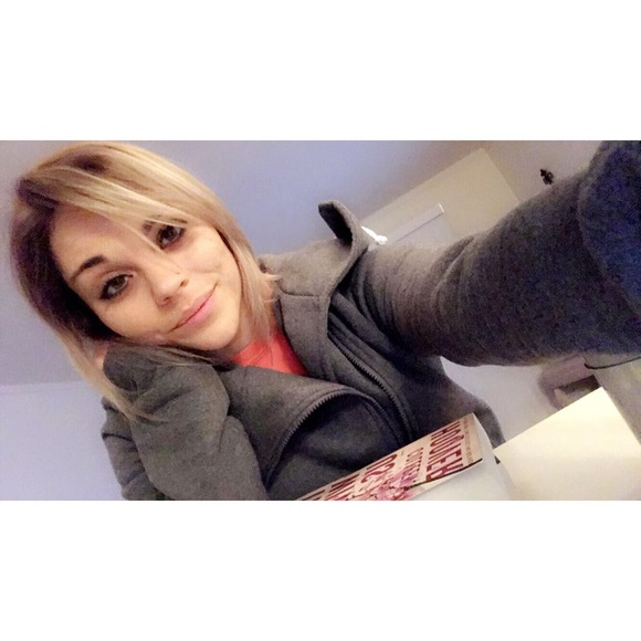 Profile Picture of Cassandra Swanson (@toastedoatmeal) on Poshmark