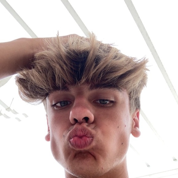 Profile Picture of Joey Winkelman (@joey1204) on Poshmark