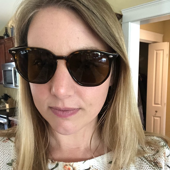 Profile Picture of Erin Anthoine (@eanthoine) on Poshmark