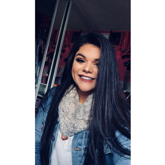 Cassie Fornos - Poshmark Profile Picture of Cassie Fornos (@cassandrafornos) on Poshmark