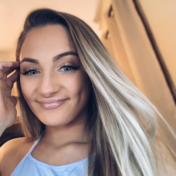 Profile Picture of Emily Lefler (@emilylefn) on Poshmark