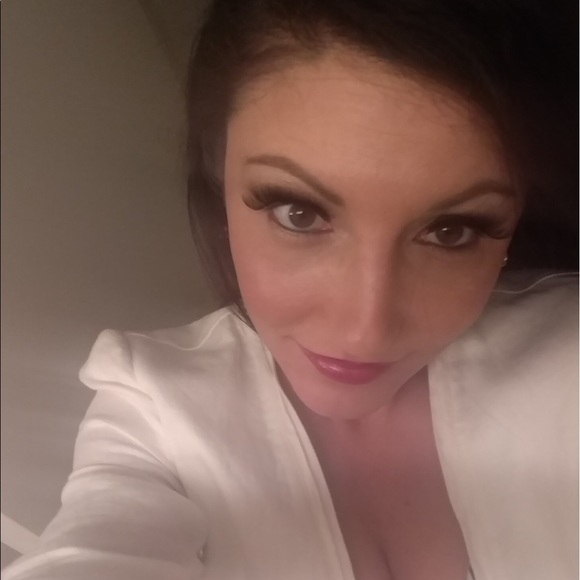 Profile Picture of Bobbie Cline (@bobbiekins) on Poshmark