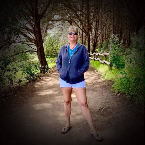 Profile Picture of Tina Schellerup (@coonstina) on Poshmark