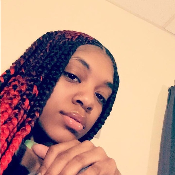Profile Picture of Tayana Neurell (@tayanan) on Poshmark