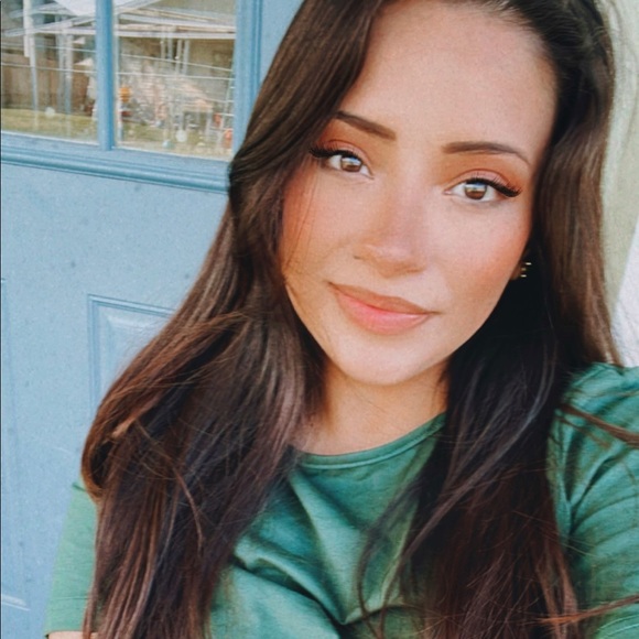 Profile Picture of Yesenia Ledesma (@ledyesi) on Poshmark