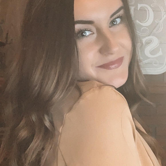 Profile Picture of Kaylee Achelpohl (@kayleeachelpohl) on Poshmark