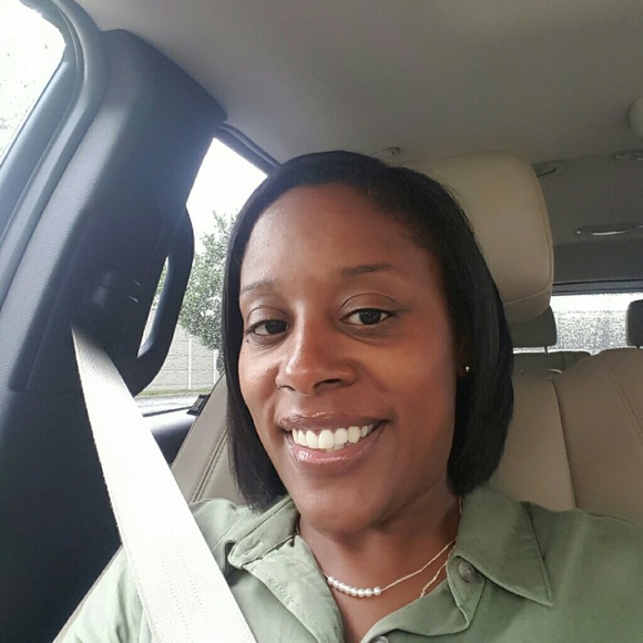 Profile Picture of Roshelle Sayles (@rsayles) on Poshmark