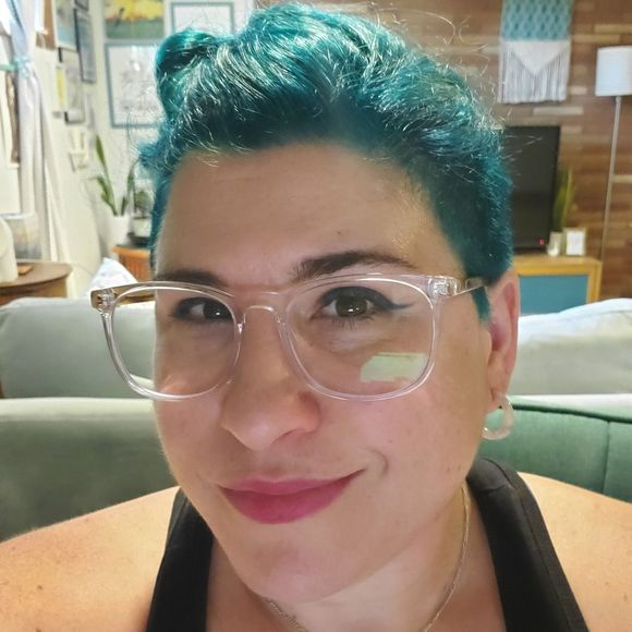 Profile Picture of Dawn Bender (@graphixgurl747) on Poshmark