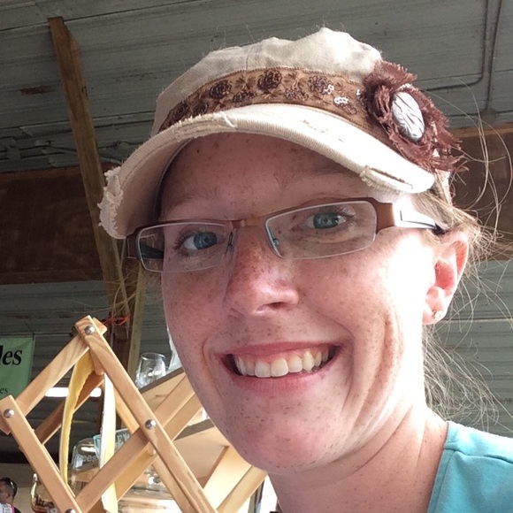 Laura Bazemore - Poshmark Profile Picture of Laura Bazemore (@lcbazemore) on Poshmark