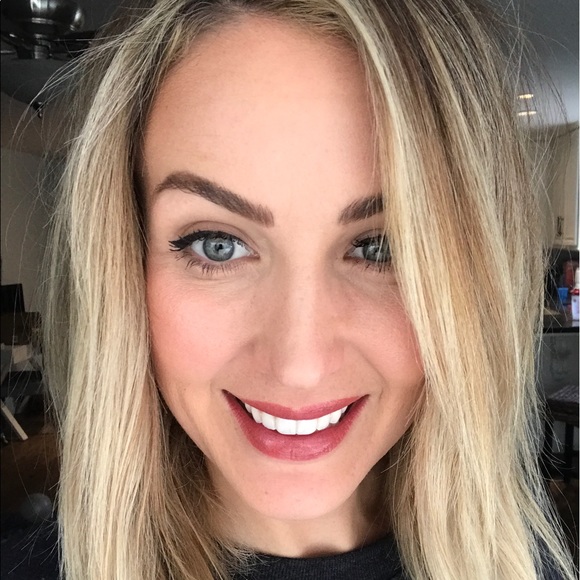 Profile Picture of Carly Carlson (@carlyanncarlson) on Poshmark