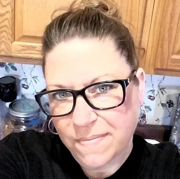 Profile Picture of Robin Hoeltzel (@robinhoeltzel) on Poshmark