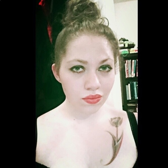 Profile Picture of Cassandra Van horn (@cassyvh) on Poshmark