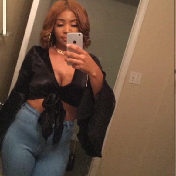 Profile Picture of Briana Ames (@brianaames25) on Poshmark