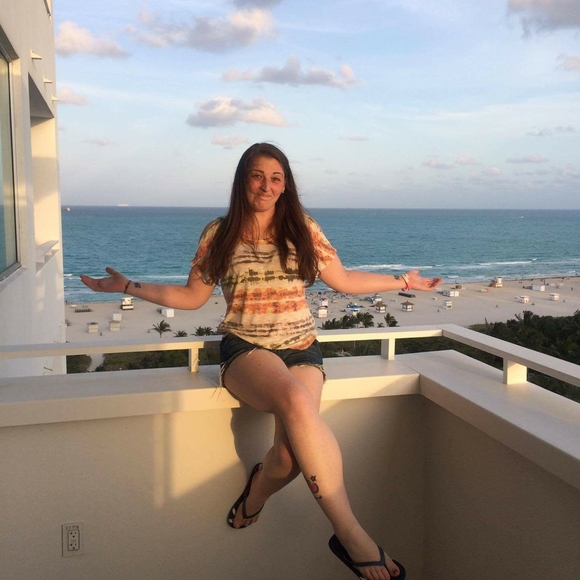Profile Picture of Kaitlyn Keen (@piggiesrxmasx91) on Poshmark