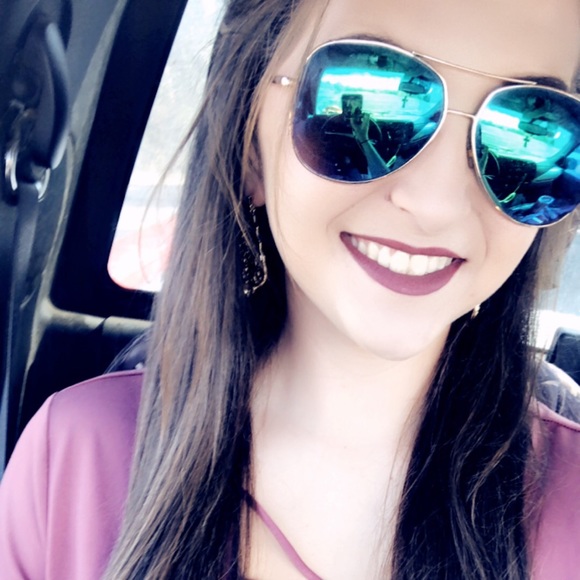 Profile Picture of Dana Simmons (@danasimmons33) on Poshmark
