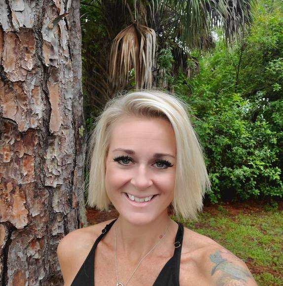 Profile Picture of Rashelle Wiens (@rashelle_wiens) on Poshmark