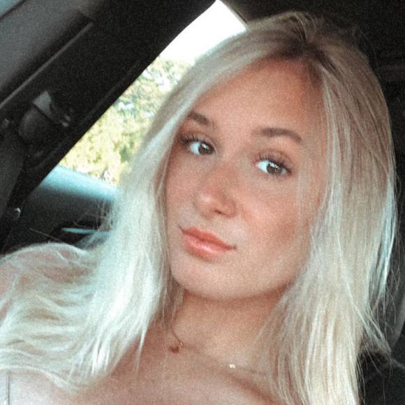 Profile Picture of Sarah Andrews (@itsmle_) on Poshmark