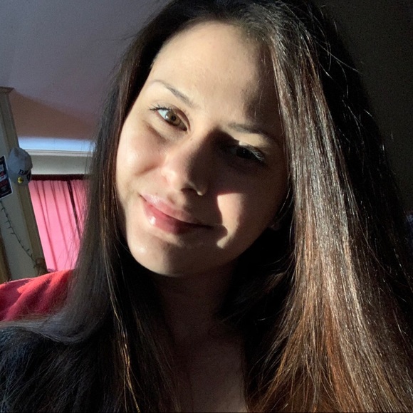 Profile Picture of Ashlee Hicks (@ahicks425) on Poshmark