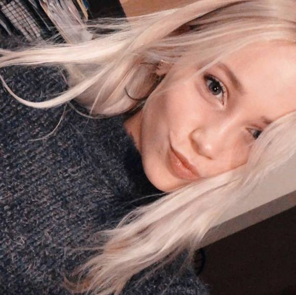 Profile Picture of Kara Becker (@_kara23) on Poshmark