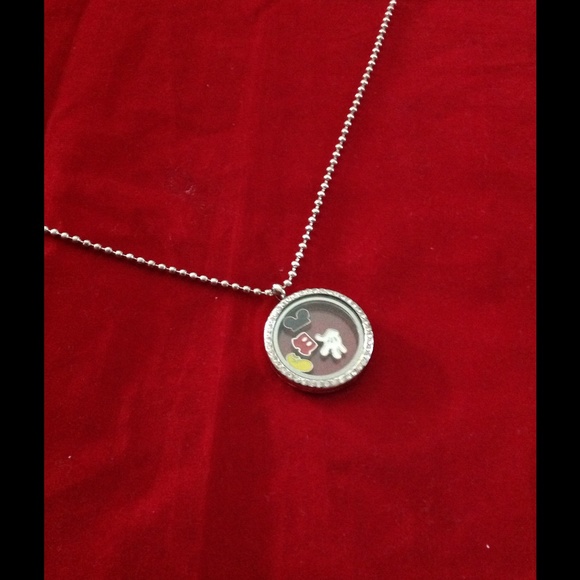 Profile Picture of Customized living lockets Lockets (@allsummertime) on Poshmark