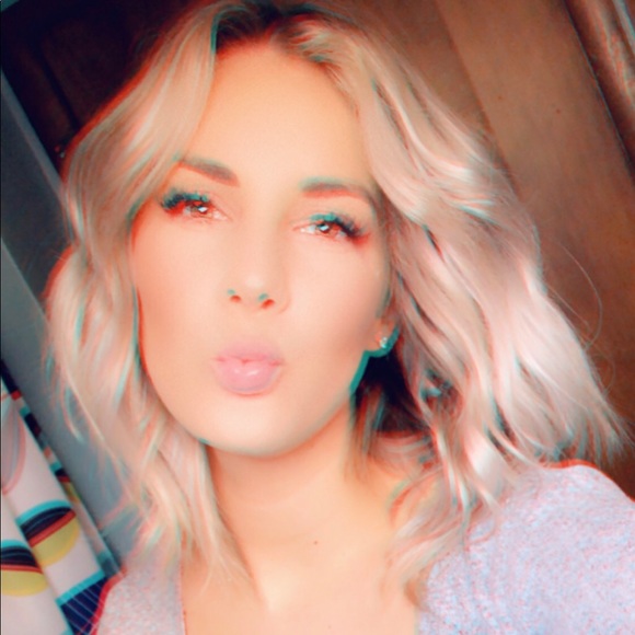 Profile Picture of Olivia Bozsoki (@oliviabozsoki) on Poshmark
