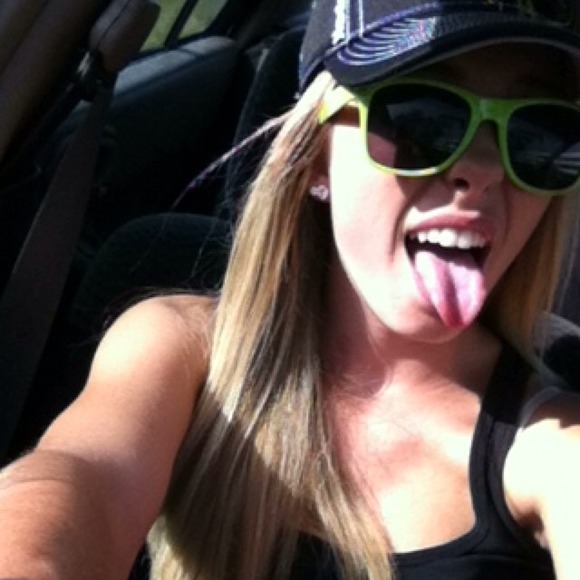 Profile Picture of Alyssa Benuska (@aluskaa22) on Poshmark