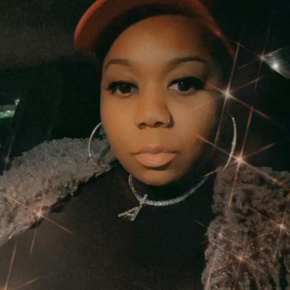 Profile Picture of Ari Glascoe (@ashleysmith666) on Poshmark