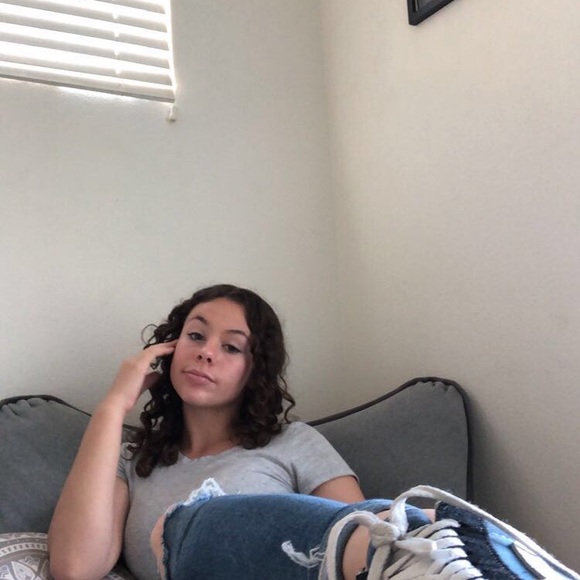 Profile Picture of Kylee Hepinger (@kyleehepinger) on Poshmark