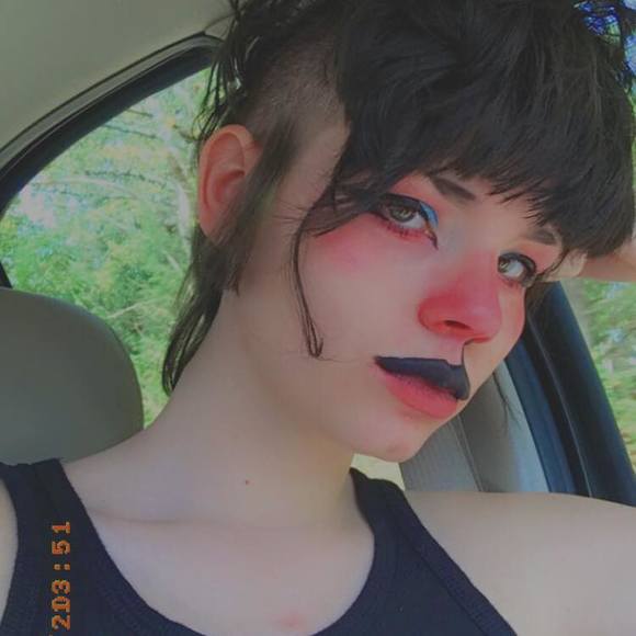 Profile Picture of Zoe Mitchell (@zeesells) on Poshmark