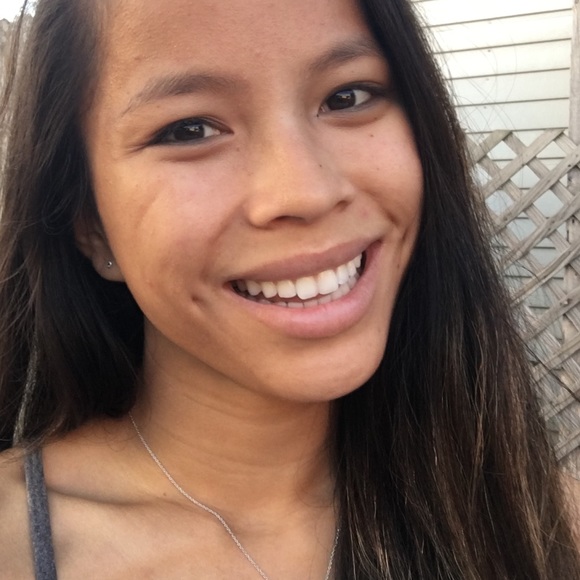 Profile Picture of Hannah Soderman (@hannahhuifen) on Poshmark