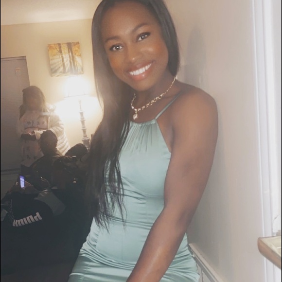 Profile Picture of Eliana Gemelus (@elianagemelus) on Poshmark