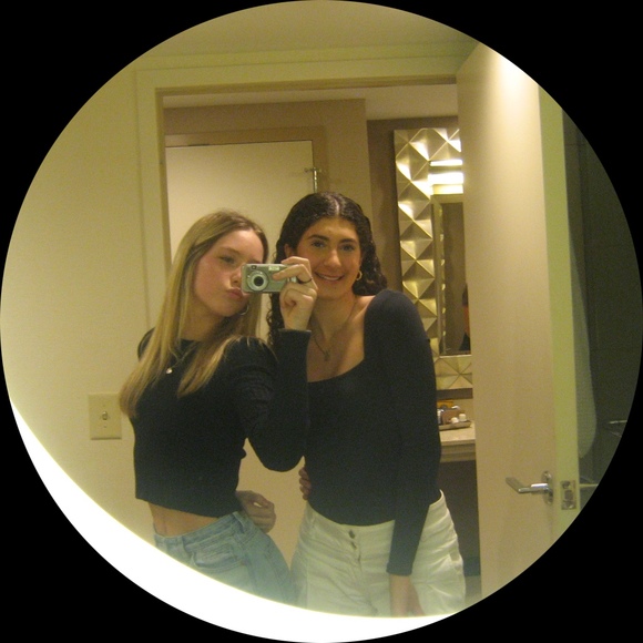 Profile Picture of Chloe Knittel (@knittelchloe) on Poshmark