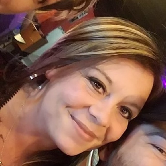 Profile Picture of Amanda Renner (@arenner0081) on Poshmark