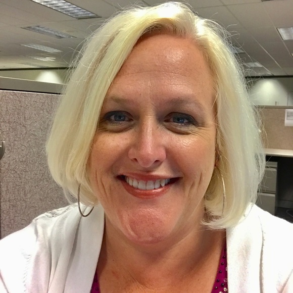 Profile Picture of Lynn Castleberry (@lynniep15) on Poshmark
