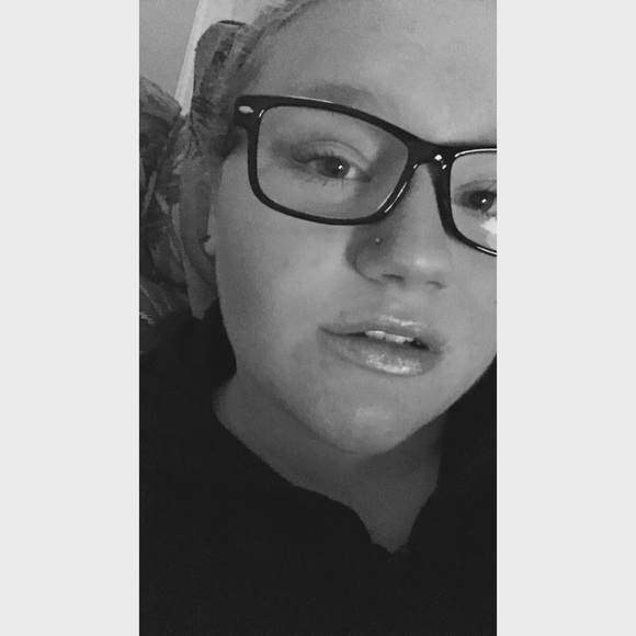 Profile Picture of Auzzi Schicker (@misscerros) on Poshmark