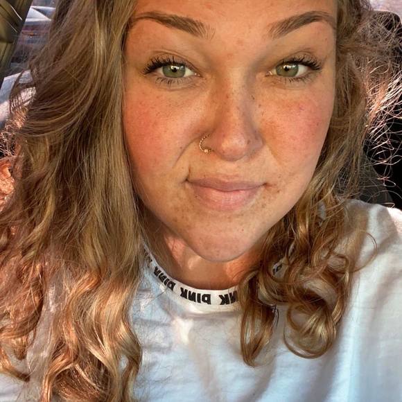 Profile Picture of Chloe Heldreth (@heldreth2015) on Poshmark