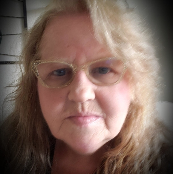 Profile Picture of Debra Hanson (@debrahanson518) on Poshmark