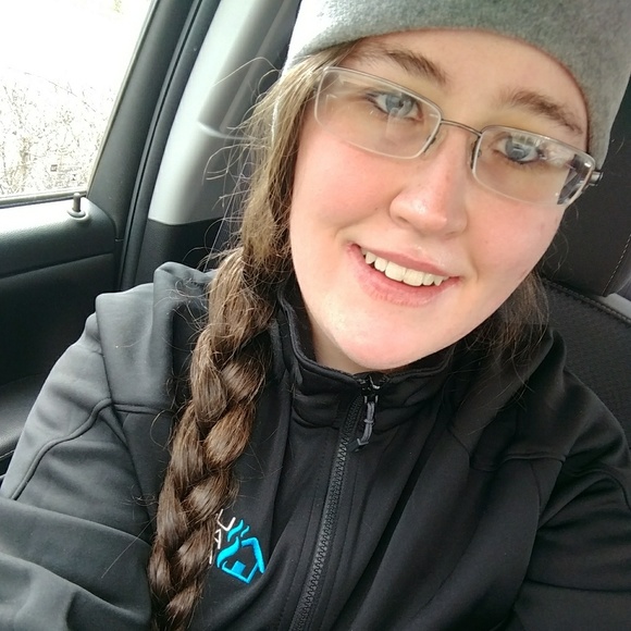 Profile Picture of Angel Ahlbrandt (@ama5682) on Poshmark