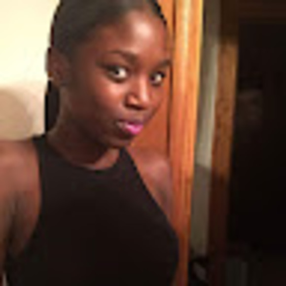 Profile Picture of Alecia Edwards (@girlnamedle) on Poshmark