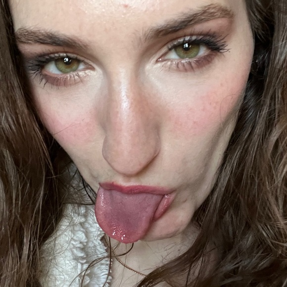 Profile Picture of Shane Cruzen (@1_800_whitegirl) on Poshmark