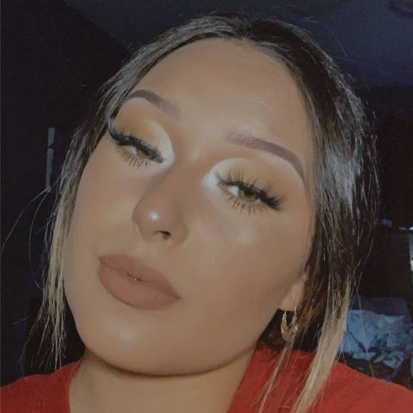 Profile Picture of Mariza Harthun (@marizaharthun_) on Poshmark