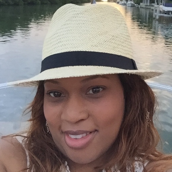 Profile Picture of Deirdre Thomas (@deirdre0718) on Poshmark