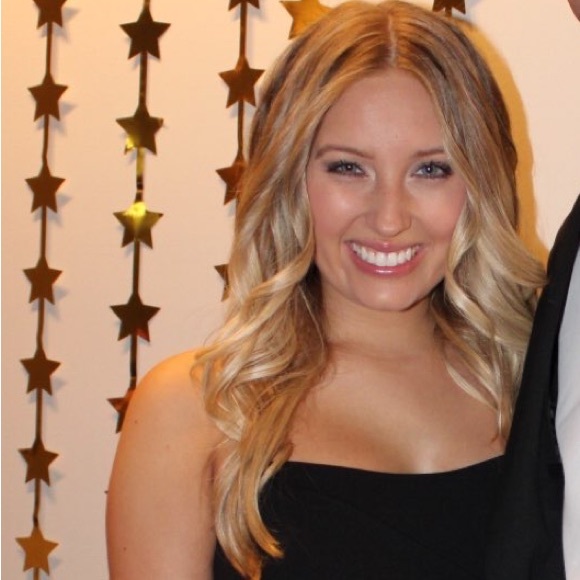 Profile Picture of Danielle Ahlstrom (@daniellea_99) on Poshmark